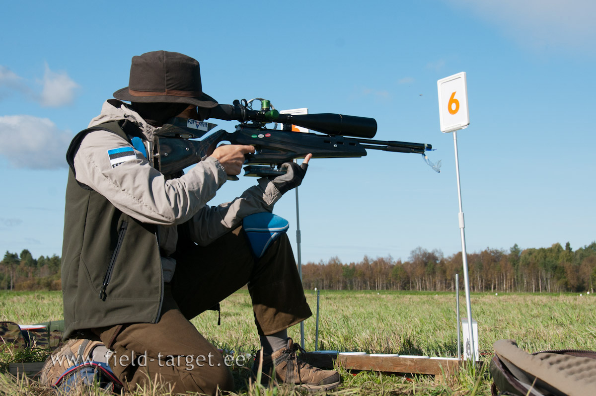 Heli Jalakas kneeling in Line 6